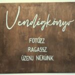 Fa tábla – vendégkönyv